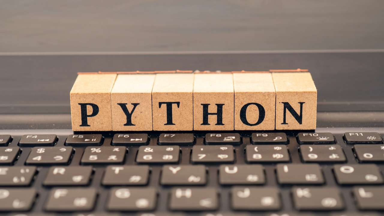 キーボード上にブロックでPythonと表示